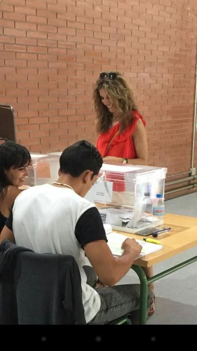 Èlia Tortolero (PSC), votant a Manresa