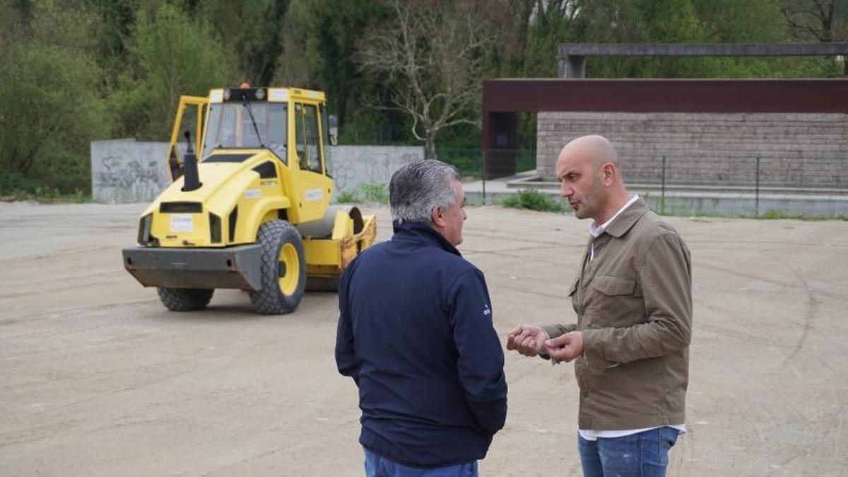 El alcalde porriñés, Alejandro Lorenzo, el pasado mes de marzo durante una visita a las obras de uno de los aparcamientos.