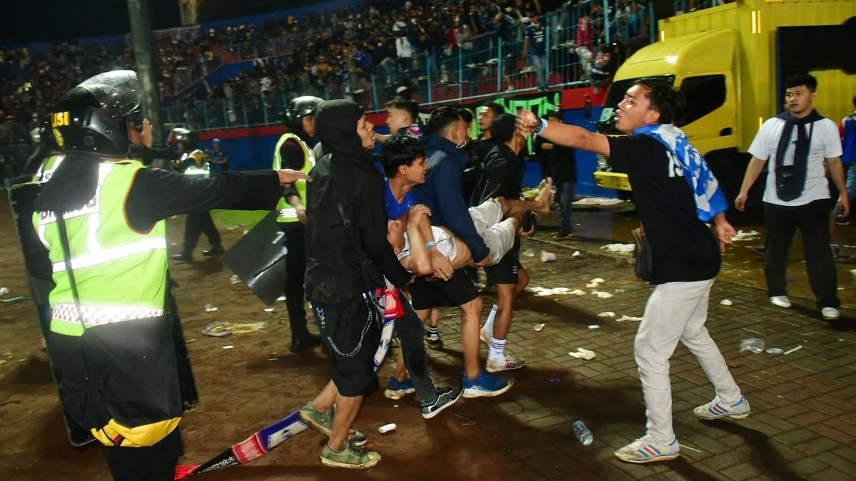 Una estampida durante un partido de fútbol en Indonesia causa decenas de muertos