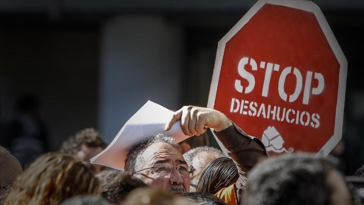 Manifestación de la Plataforma de Afectados por la Hipoteca (PAH) en Valencia después del fallo del Tribunal de la UE sobre los desahucios, en el 2013.