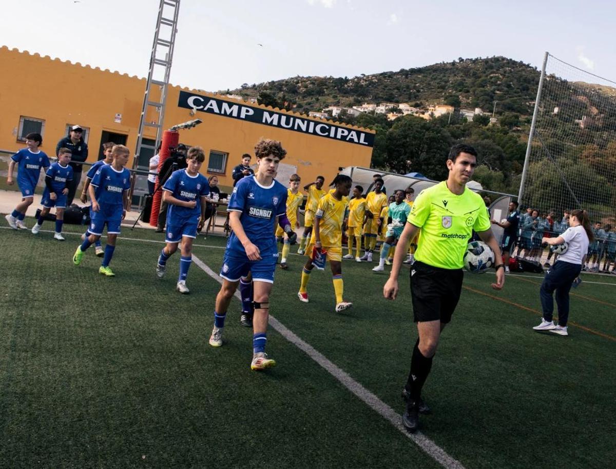 Un partit d'edat U13 jugat el 2025 a Palau-saverdera.