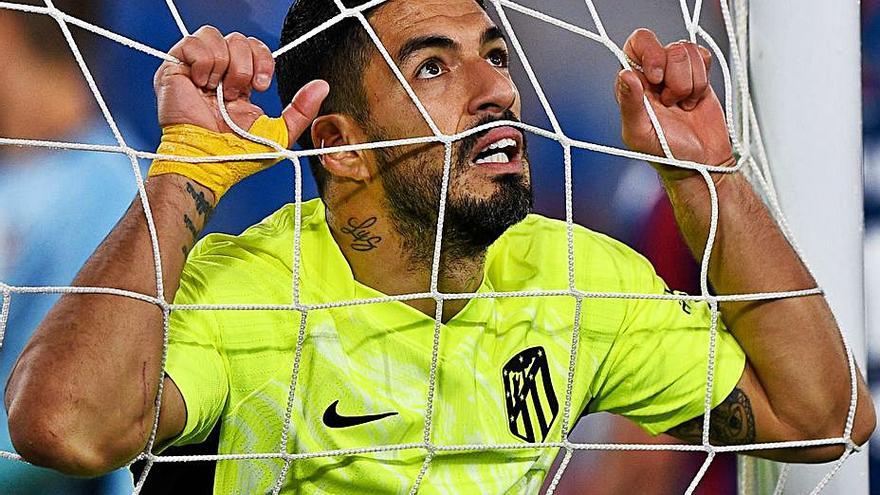 Luis Suárez lamenta una de las oportunidades perdidas ante el Levante. | // EFE