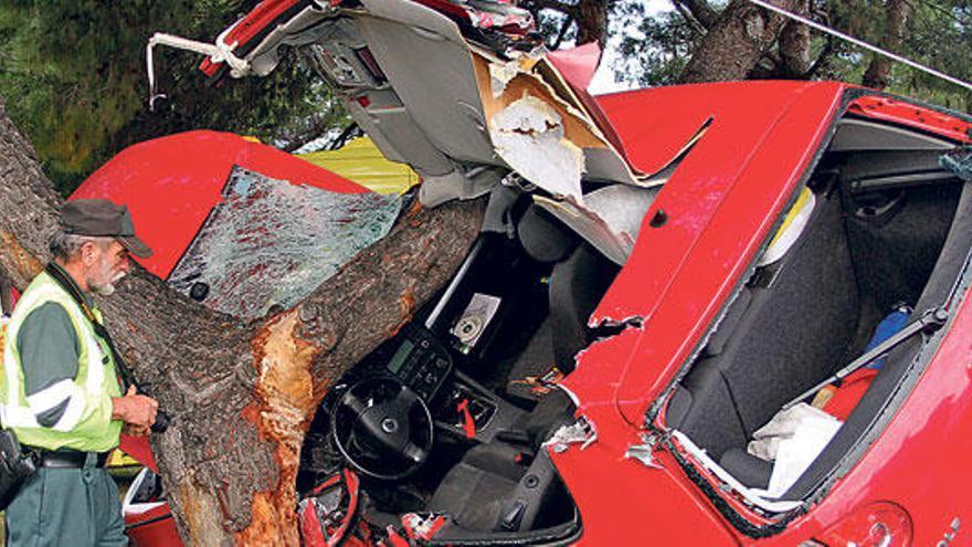 Herida una conductora al estrellarse con un árbol de madrugada en Palma