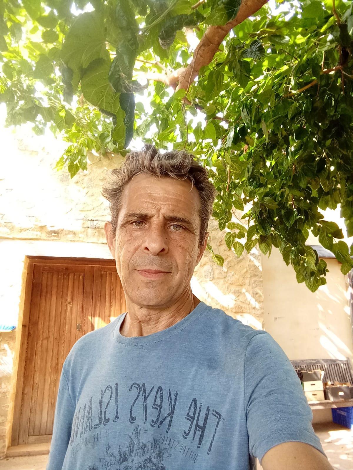 Vicent Grau, de Benifaió, cultiva 'cacau del collaret' ecológico.