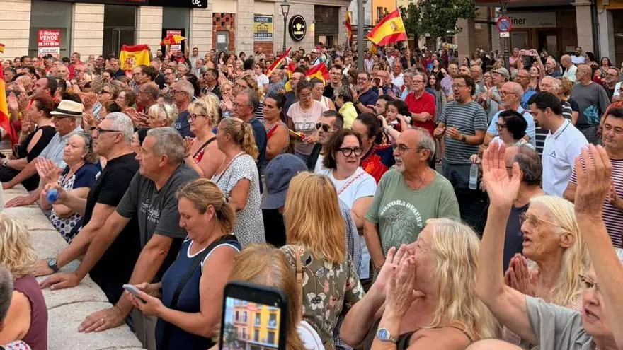 Gritos de "Sánchez dimisión" en la concentración de Alzira