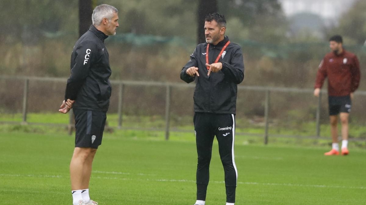 Iván Ania habla con su segundo, César Negredo -que se sentará en el banquillo del Almería Stadium- en un entreno de esta temporada.