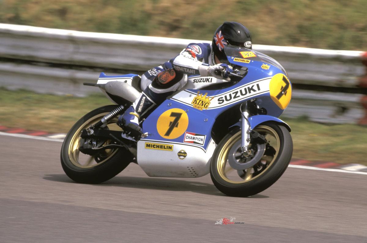 Barry Sheene durante una carrera en 1975