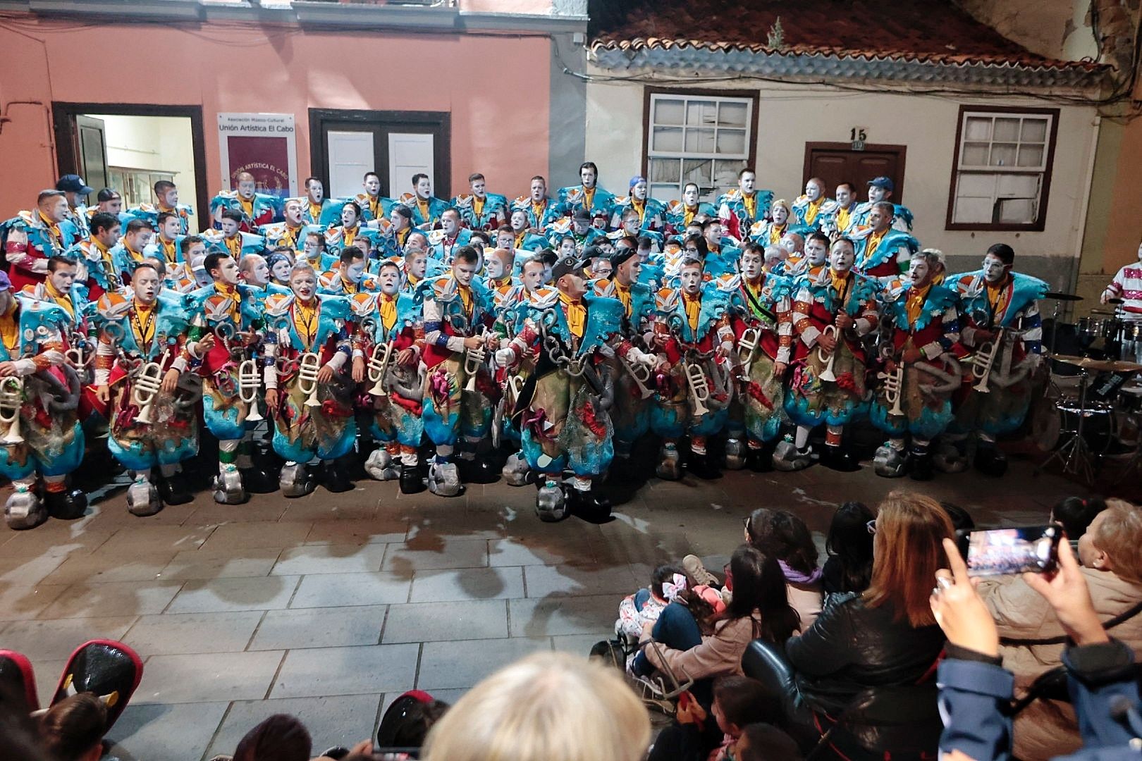 Encuentro de la rondalla El Cabo y Bambones en la calle de La Noria