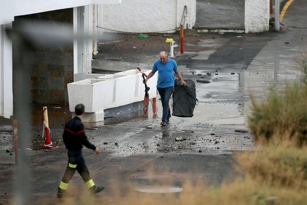 Fuerte oleaje obliga a desalojar a 39 personas ... Fuerte oleaje obliga a desalojar a 39 personas ...