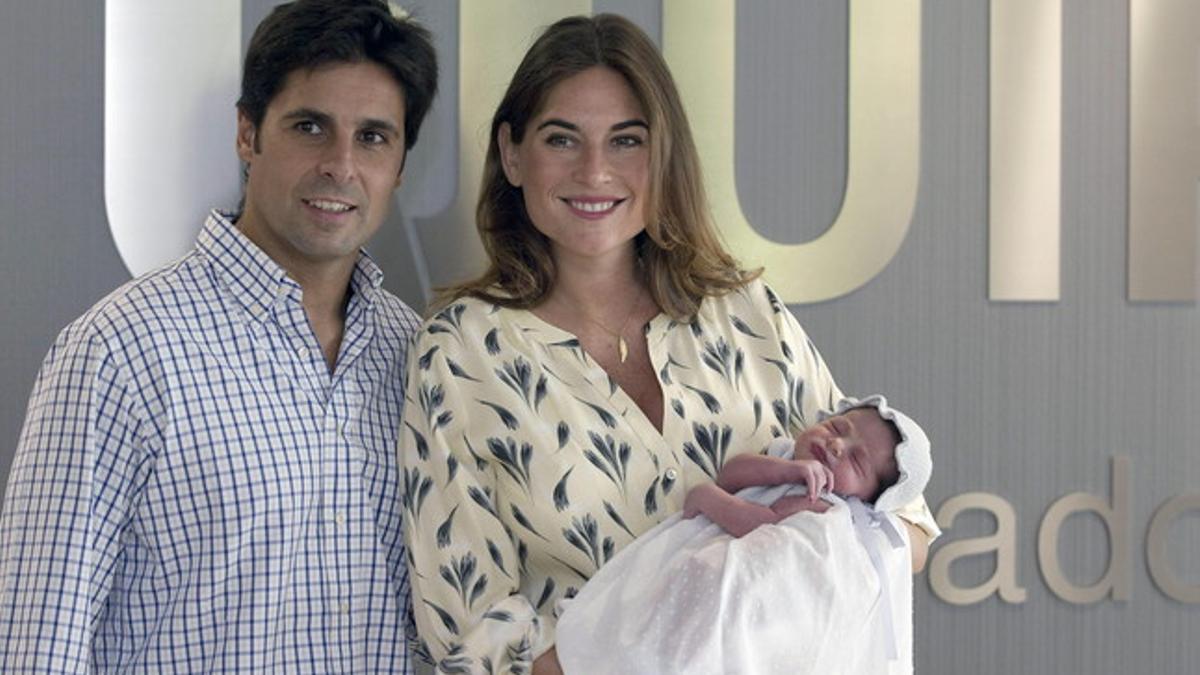 Francisco Rivera y Lourdes Montes posan con su hija Carmen, a las puertas del hospital donde nació en Sevilla, el pasado agosto.