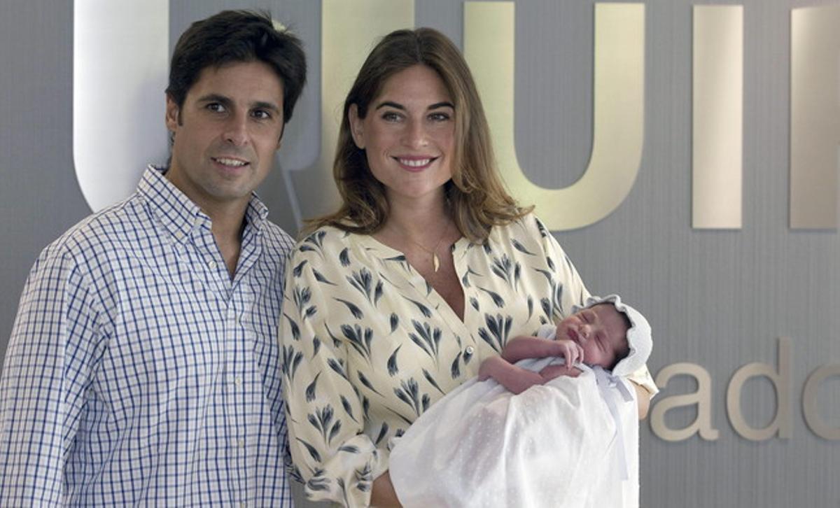 GRA131. SEVILLA, 21/08/2015.- El torero Francisco Rivera Ordóñez Paquirri y su mujer Lourdes Montes, con su hija Carmen en brazos a la que han presentado hoy ante las puertas de la Clínica Quirón Sagrado Corazón de Sevilla, donde el diestro ha agradecido también el cariño recibido desde que resultó cogido de gravedad en Huesca. EFE/José Manuel Vidal GRA131. SEVILLA, 21/08/2015.- El torero Francisco Rivera Ordóñez Paquirri y su mujer Lourdes Montes, con su hija Carmen en brazos a la que han presentado hoy ante las puertas de la Clínica Quirón Sagrado Corazón de Sevilla, donde el diestro ha agradecido también el cariño recibido desde que resultó cogido de gravedad en Huesca. EFE/José Manuel Vidal