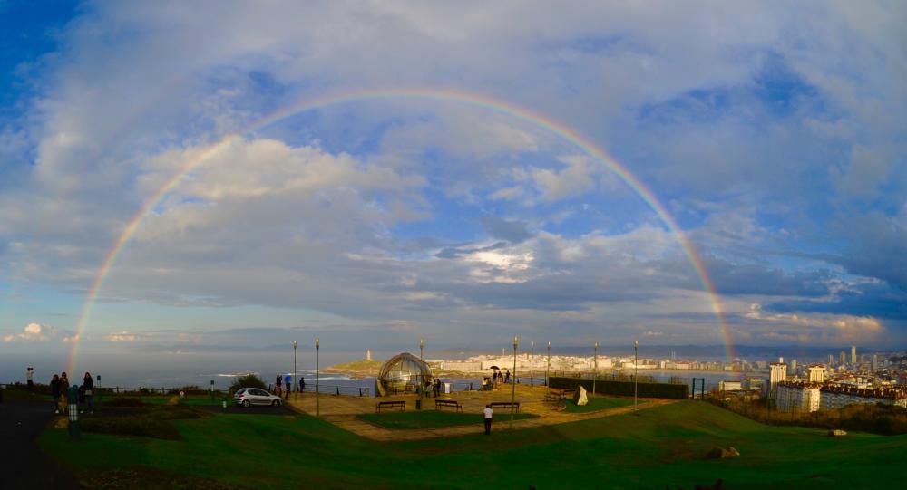 Espectacular arco iris recibe al otoño en A Coruña