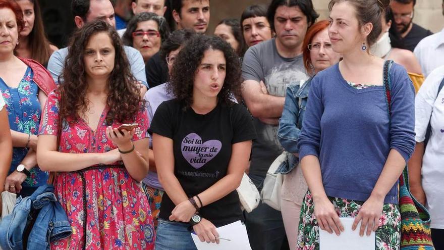 Llarina González, en el centro, arropada por miembros de varios colectivos durante su comparecencia de ayer ante los medios de comunicación.