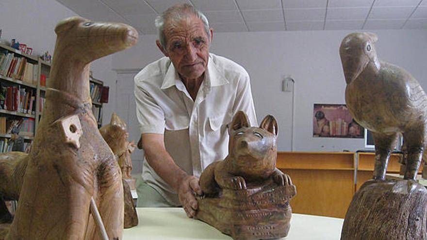 El artista, en la biblioteca de Santibáñez con otras de sus creaciones.