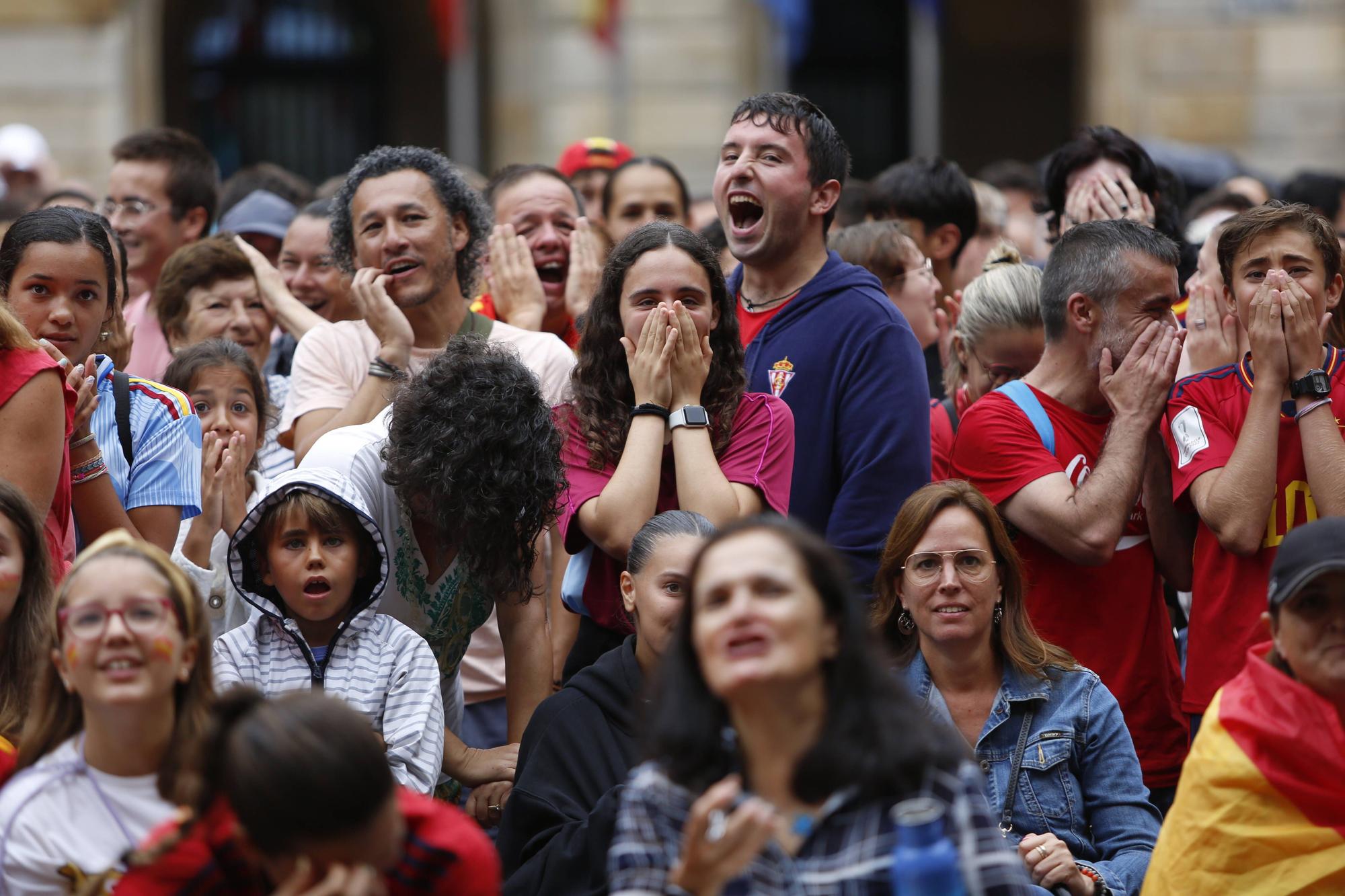 Gijón se vuelca (pese a la lluvia) animando a España en la final del Mundial de fútbol femenino