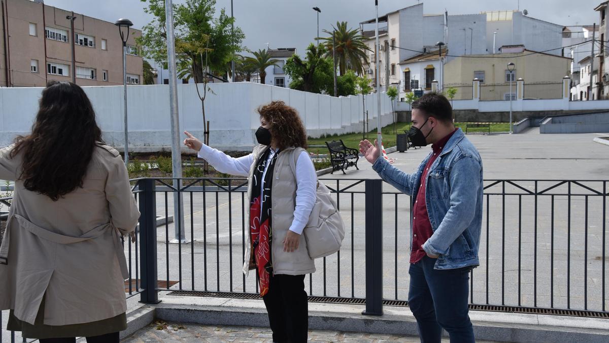 Las autoridades visitan parque que llevará el nombre de José Ropero.