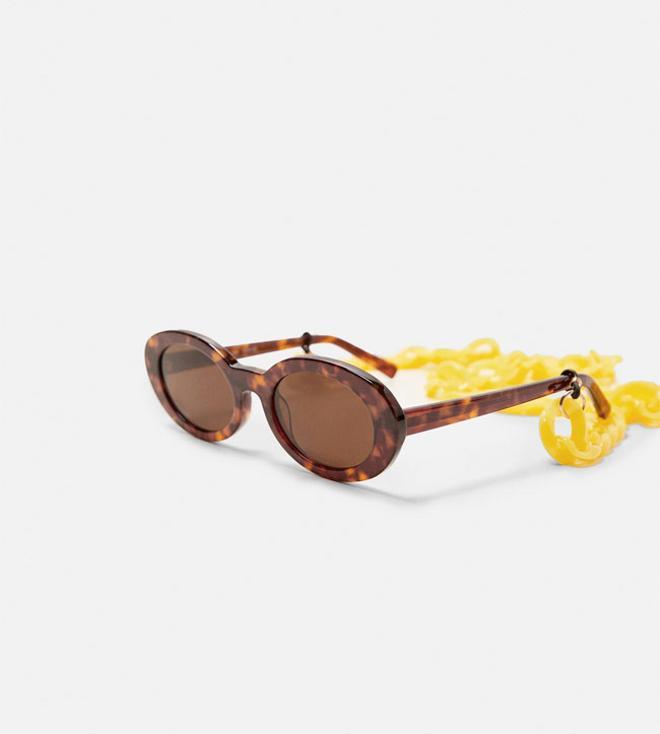 Gafas de sol 'vintage' con cadena de pasta amarilla, de Zara