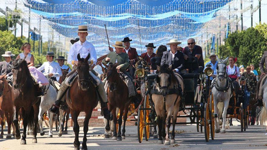 Una calle del Real del Cortijo de Torres donde la presencia de los caballistas ofrece una estampa muy tradicional