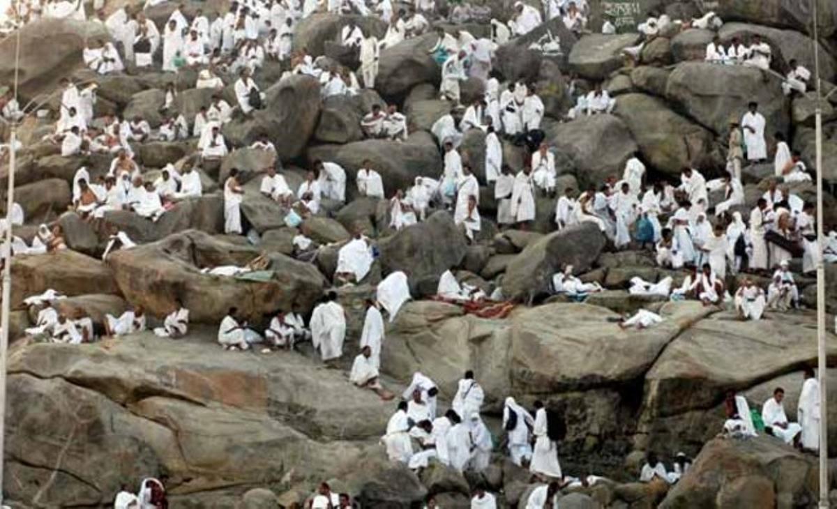 Pelegrins musulmans fan el rés de l’alba abans de la sortida del sol sobre la muntanya Arafat, a 19 quilòmetres de la ciutat saudita de la Meca, per expiar els seus pecats en el segon dia del ’hach’ o pelegrinatge major a la Meca (Aràbia Saudita).