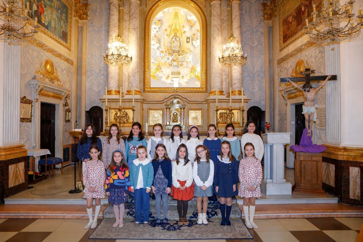 Las 17 niñas Angelets de la Puríssima de Ontinyent 2026.