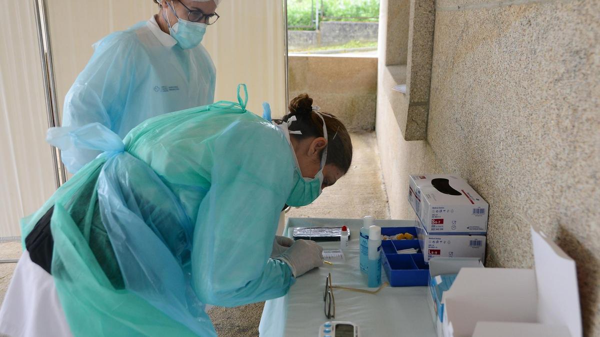 Personal sanitario realizando test de la Covid-19 en el Centro de Salud de Bueu.