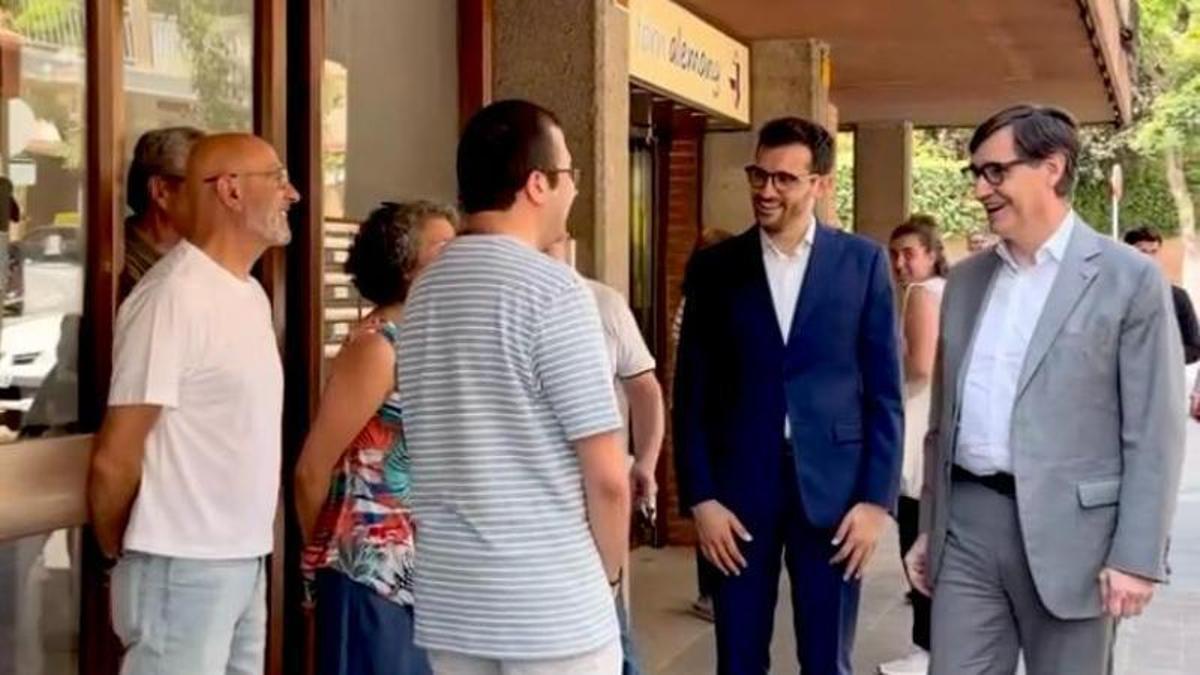 El president Salvador Illa, acompanyat del cap del grup socialista a Igualada, Jordi Cuadras, parlant amb ciutadans de la capital de l'Anoia