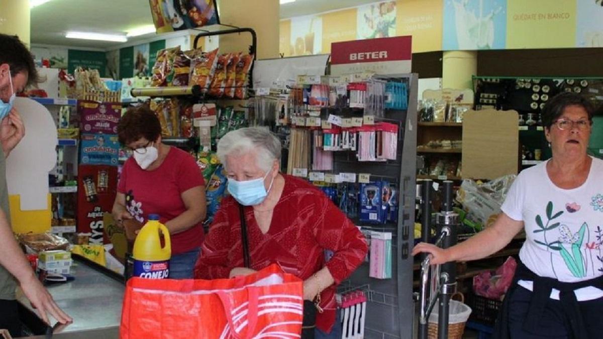 Vecinos de Villardeciervos hacen la compra en un supermercado tras el incendio