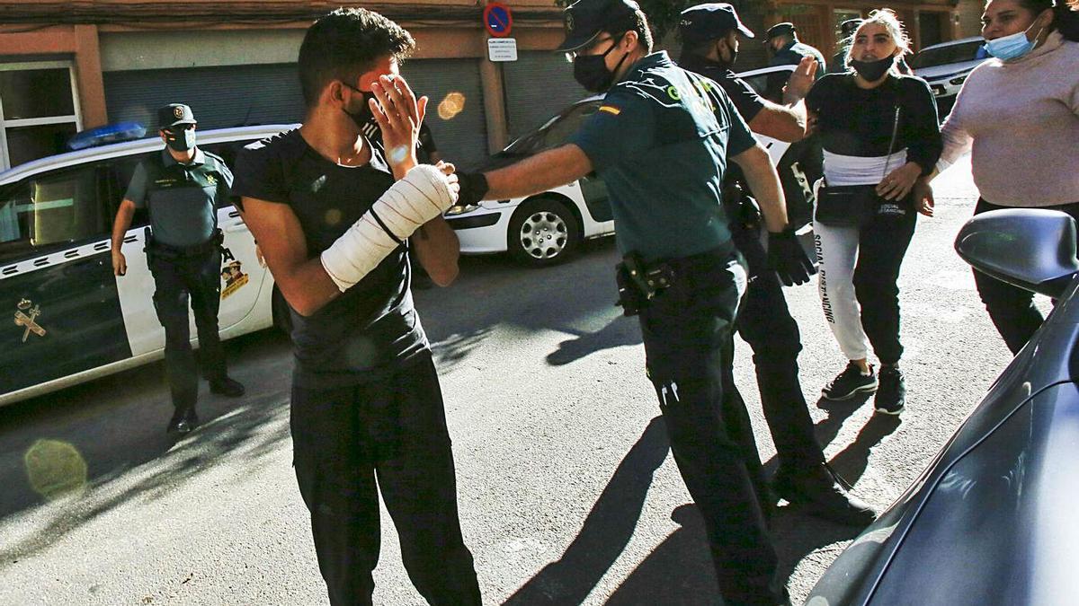 Uno de los 13 detenidos por la violación grupal de la Vall d’Albaida, el día que fue llevado al juzgado. | PERALES IBORRA