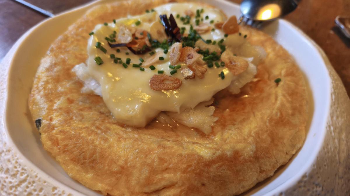 Una deliciosa tortilla con bacalao disfrutada recientemente en La Sandunga.