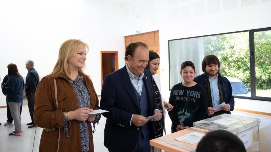 El candidato popular, José Crespo, votó esta mañana en Filgueira,junto a su mujer e hijos.