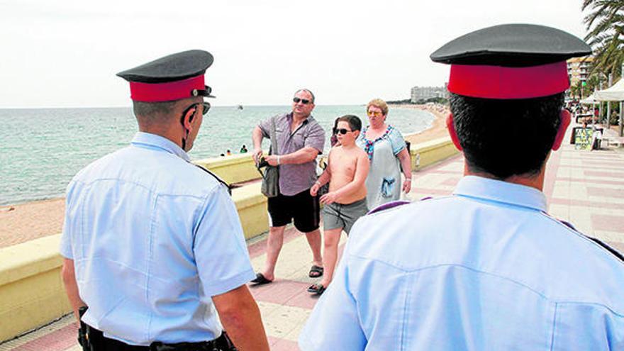 Fotografia d&#039;arxiu de Mossos d&#039;Esquadra patrullant pel passeig de Blanes