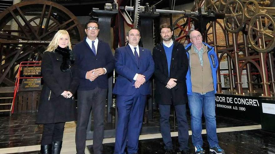 Por la izquierda, Diana López, edil de Turismo de Mieres; Julio González Zapico, Isaac Pola, Enrique Fernández y Miguel Fernández, alcalde de Caso, ayer, en el Museo de Minería de El Entrego.