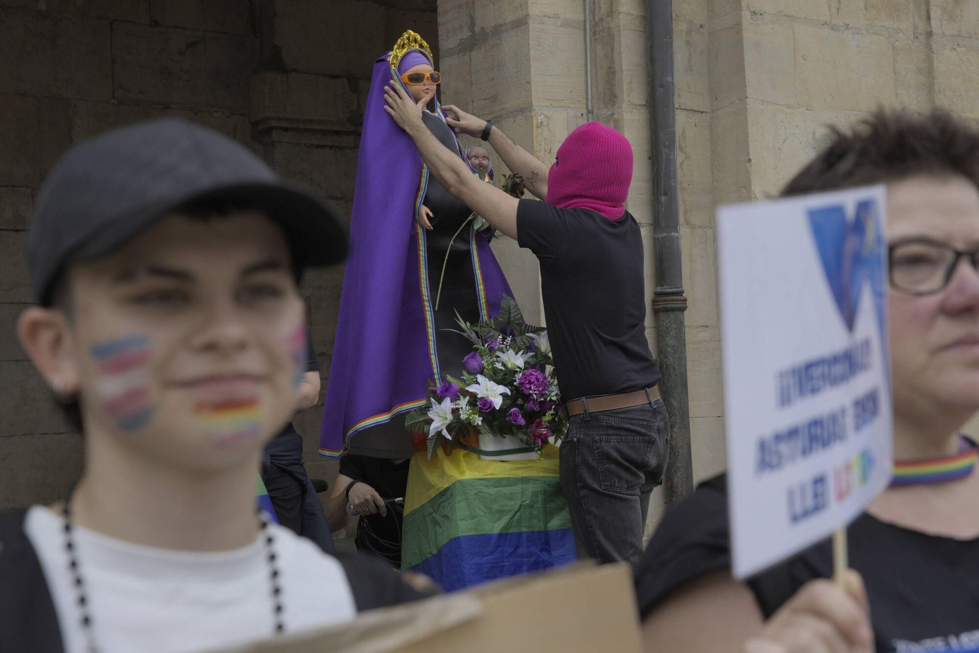 En imágenes: Así fue la manifestación LGTBI de Avilés, con "Santina de Queervadona" incluida