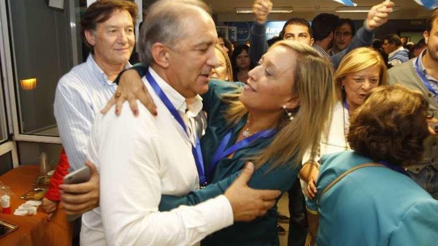 Muñoz se abraza a Figueroa en la noche electoral. // Ricardo Grobas