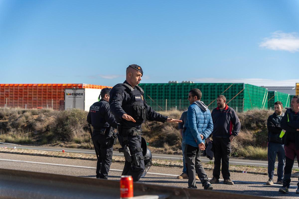 Nueva protesta de los agricultores en la entrada a Cataluña desde Aragón, en Soses