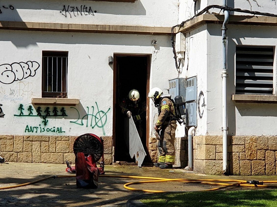 Alarma en el corazón natural de Oviedo: los bomberos sofocan un incendio en la biblioteca del Campo