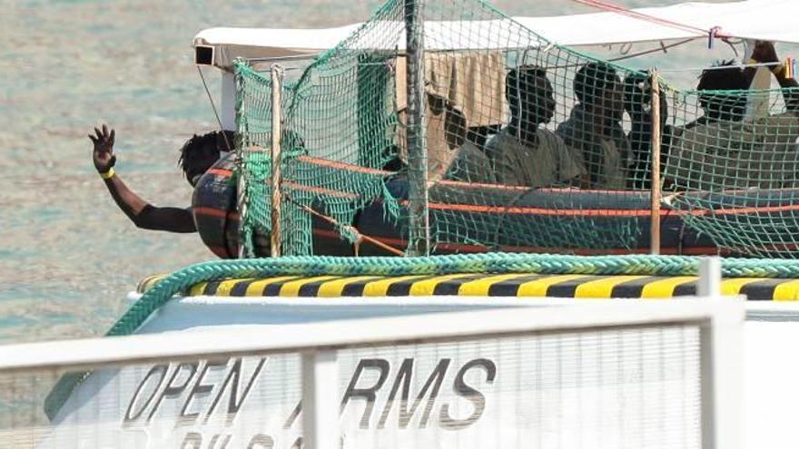 El vaixell «Open Arms» arriba a Barcelona amb 60 immigrants