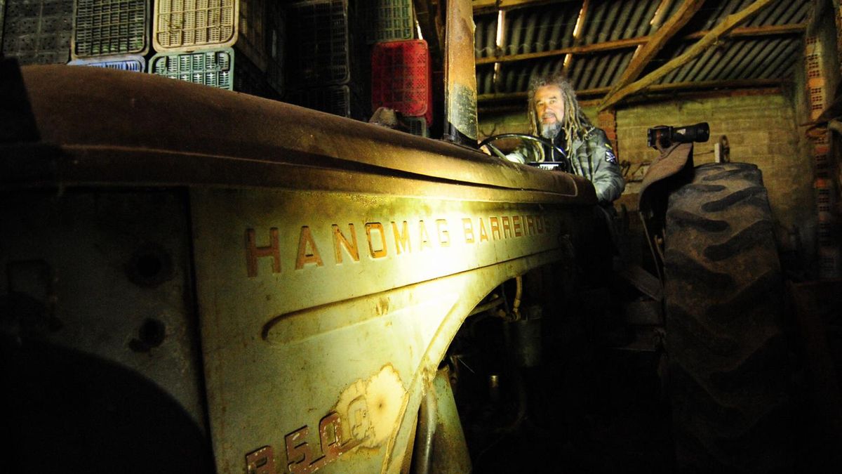 Timi Fernández, agricultor y vocalista y bajista de Zumo de Cebada, en su tractor Barreiros R-500, el viernes en Cunquilla de Vidriales.