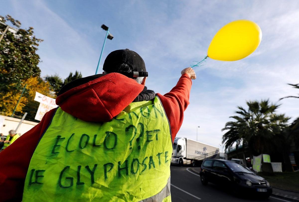 BOR204. CENON (FRANCIA), 29/11/2018.- Un manifestante con un chaleco amarillo protesta por los precios del carburante mientras intenta bloquear una carretera, en Antibes (Francia), hoy, 29 de noviembre de 2018. El chaleco amarillo se ha convertido en un símbolo de protesta de los automovilistas y ciudadanos galos contra la subida de los impuestos y los precios del combustible. Castaner visita Cenon para mantener una reunión con responsables sobre la situación de seguridad y control del orden en la metrópolis de Burdeos. EFE/ Sebastien Nogier