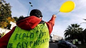 BOR204. CENON (FRANCIA), 29/11/2018.- Un manifestante con un chaleco amarillo protesta por los precios del carburante mientras intenta bloquear una carretera, en Antibes (Francia), hoy, 29 de noviembre de 2018. El chaleco amarillo se ha convertido en un símbolo de protesta de los automovilistas y ciudadanos galos contra la subida de los impuestos y los precios del combustible. Castaner visita Cenon para mantener una reunión con responsables sobre la situación de seguridad y control del orden en la metrópolis de Burdeos. EFE/ Sebastien Nogier