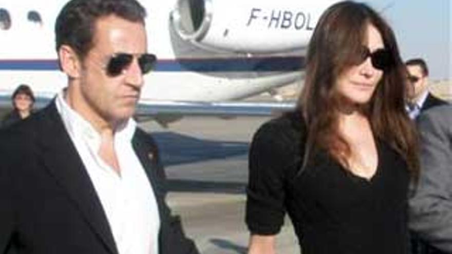 Sarkozy y Bruni denuncian a Ryanair por utilizar su imagen en un anuncio