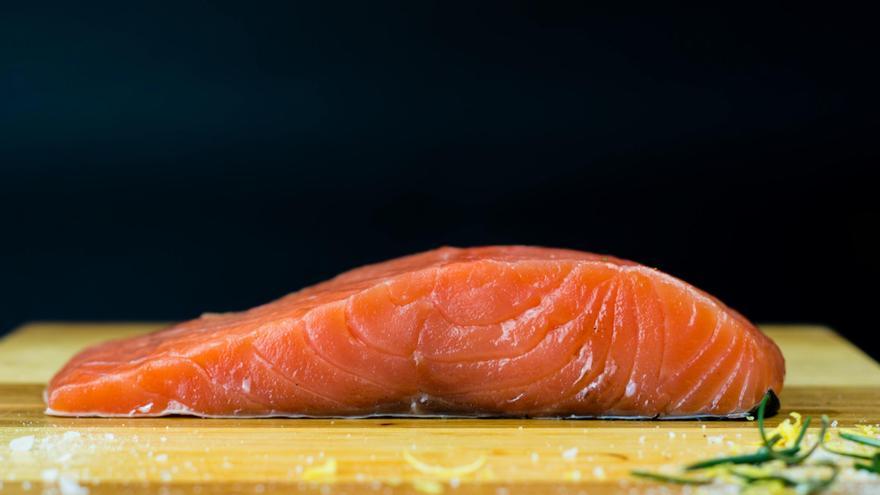 Alerta alimentaria por listeria en lotes de salmón ahumado