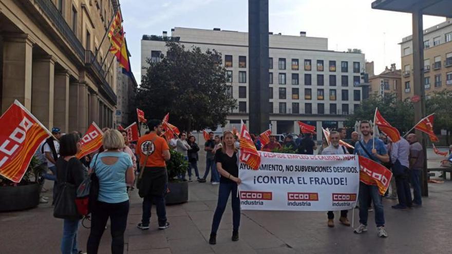 Protesta de trabajadores de Telnet contra los despidos, el pasado 10 de abril en la plaza del Pilar de Zaragoza. | EL PERIÓDICO