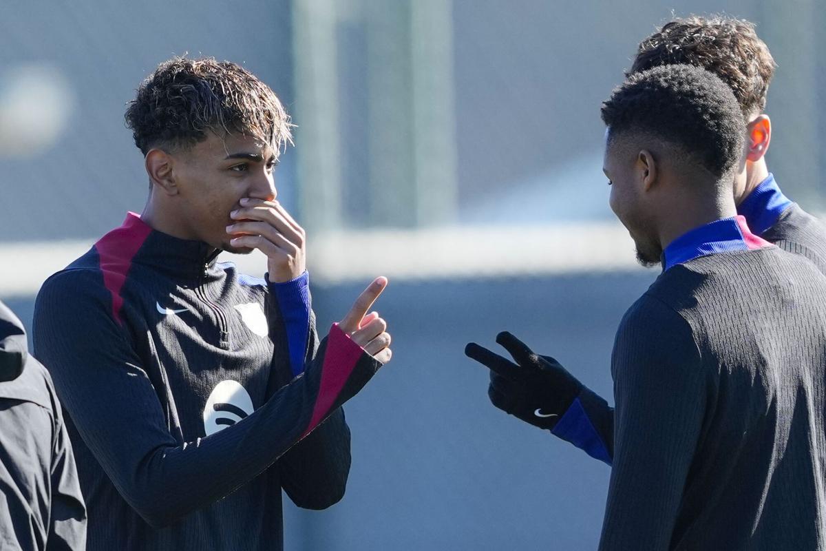 Los delanteros del FC Barcelona Lamine Yamal (i) y Ansu Fati.