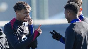 BARCELONA, 08/02/2025.- Los delanteros del FC Barcelona Lamine Yamal (i) y Ansu Fati durante el entrenamiento este sábado en la ciudad deportiva Joan Gamper de cara al encuentro de mañana ante el Sevilla en la ciudad hispalense. EFE/Alejandro Garcia