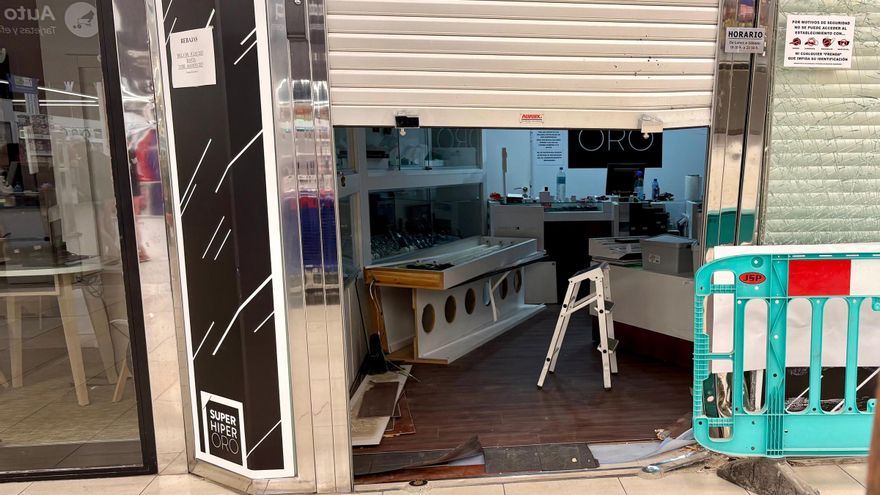 Un intento de robo en una joyería de Sant Joan deja desperfectos en un centro comercial