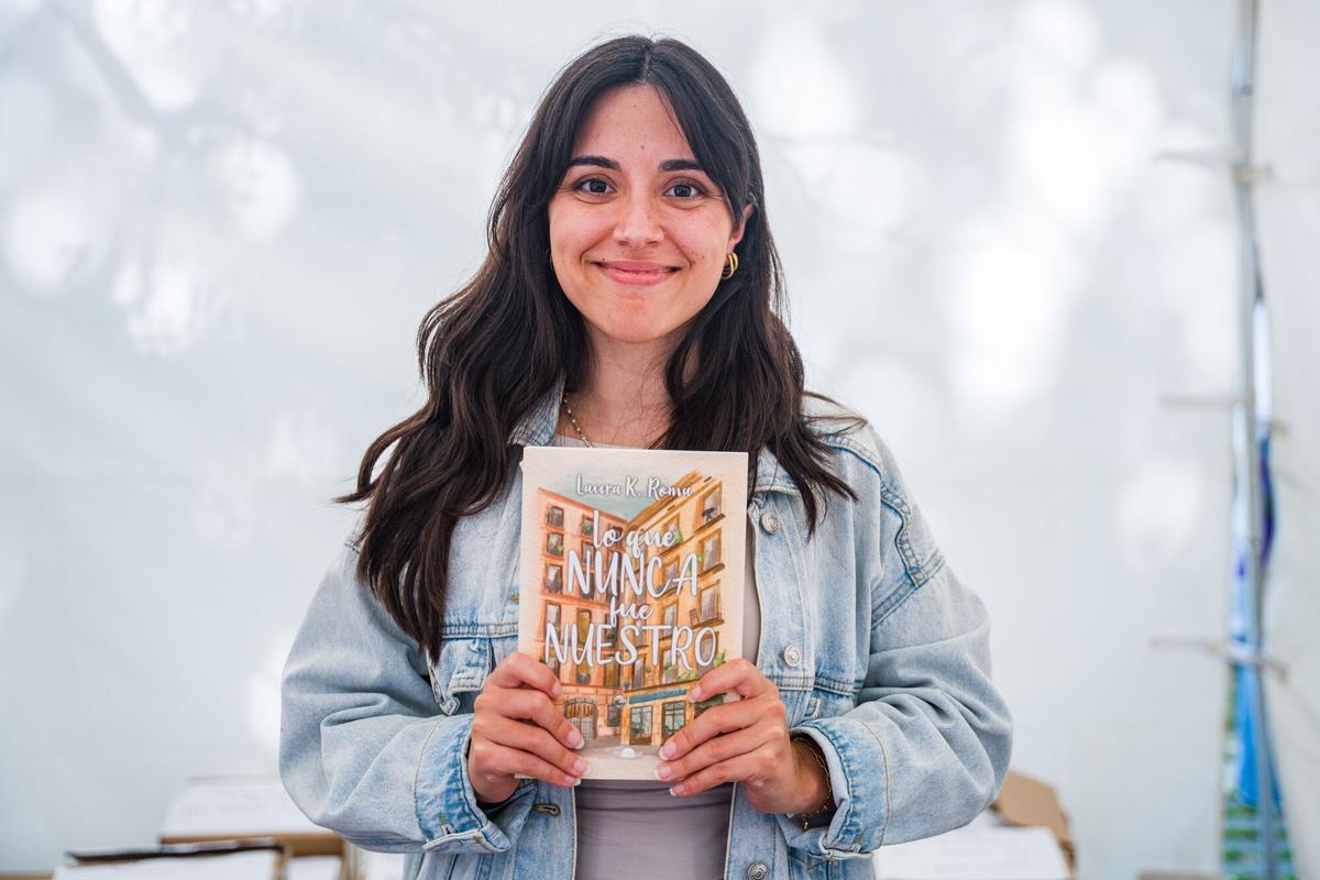 Laura K.Roma firma su libro "Lo que nunca fue nuestro" en Barcelona durante el día de Sant Jordi
