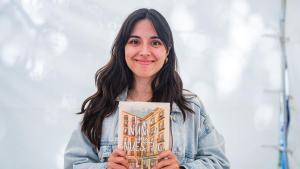Laura K.Roma firma su libro Lo que nunca fue nuestro en Barcelona durante el día de Sant Jordi