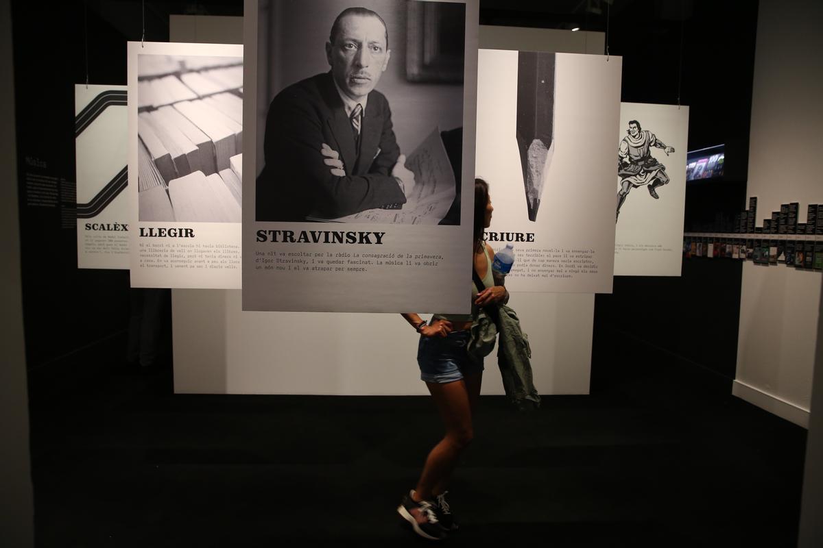 Sala de la exposición, con paneles que hay que sortear, igual que Sierra i Fabra sorteó los obstáculos en su infancia y juventud.