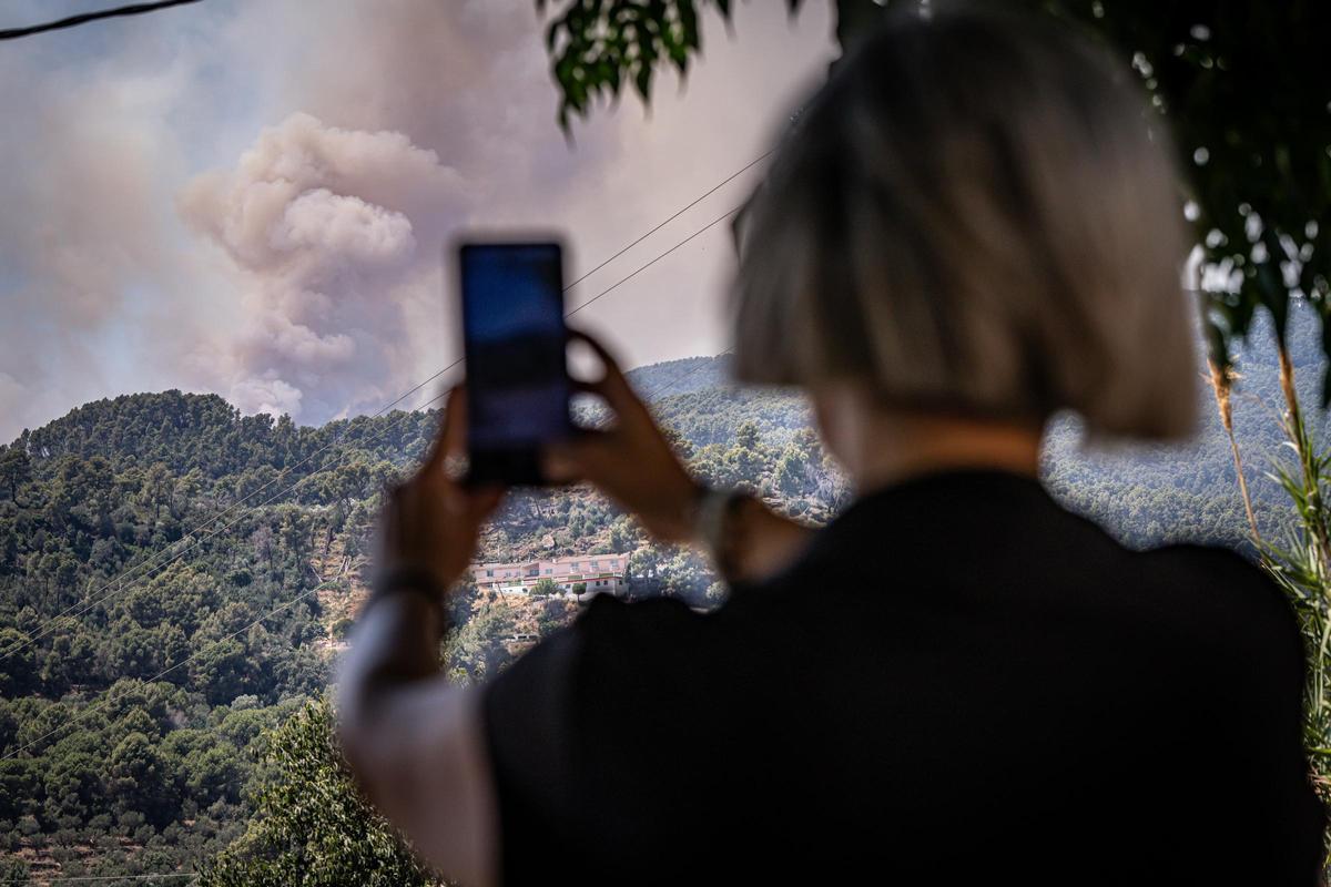Una vecina hace una foto al humo del incendio de Sentmenat